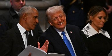 Чтец по губам выяснил, что Обама и Трамп бурно обсуждали на похоронах Джимми Картера