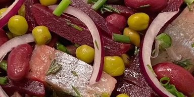Вкуснее, чем шуба: рецепт салата с сельдью и свеклой (видео)