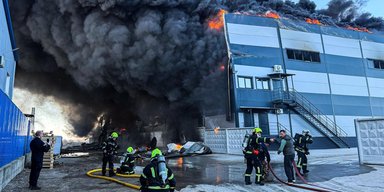 На складах під Києвом виникла масштабна пожежа: що відомо (фото)