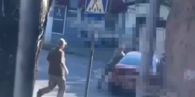 Прокатил на капоте: в Одессе водитель пытался сбить работников ТЦК, после чего скрылся (видео)