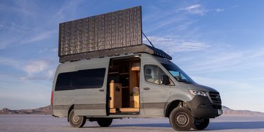 Mercedes Sprinter превратили в креативный автодом в психоделическом стиле (видео)
