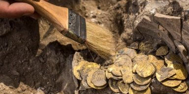 Золотые украшения и множество артефактов: в одном из старейших городов Европы нашли клад (фото)