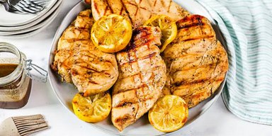 Вкусное блюдо из простых ингредиентов: рецепт куриной грудки с лимоном
