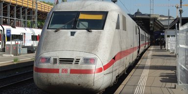 "Абсурдна ситуація": з поїзда висадили всіх пасажирів, бо він був "занадто брудний"