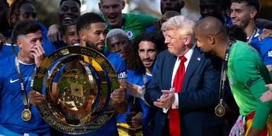 "Челси" получит копию: Трамп решил оставить себе оригинальный трофей КЧМ (видео)