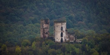 Унікальне місце в Україні з фортецею та водоспадом: локація, яку варто побачити