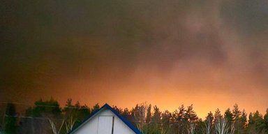 "Яскраві спалахи", десятки вибухів і пожежа: дрони втретє вдарили по нафтобазі в Орлі (відео)