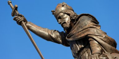 "Настоящий Индиана Джонс" нашел могилу короля под автостоянкой
