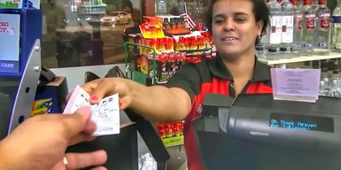 Сработало "сарафанное радио": женщина перед Рождеством случайно узнала о выигрыше в лотерею
