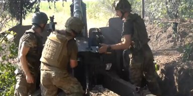 Егерская бригада ДШВ показала работу 105-мм гаубицы М101А1 (видео)