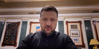 "Працюємо і служимо": Зеленський розкритикував "вихідний" Ради через загрозу "Орешника" (відео)