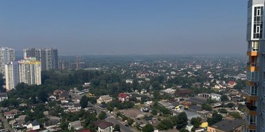 Смог у Києві через пожежу біля Чорнобиля: синоптикиня пояснила, коли місто перестане задихатися