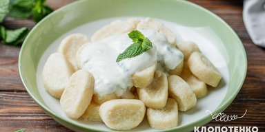 Очень быстро и вкусно: рецепт ленивых вареников с соусом