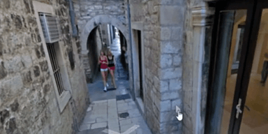Лишняя нога: на Google Maps заметили жуткую "девушку-мутанта" (фото)