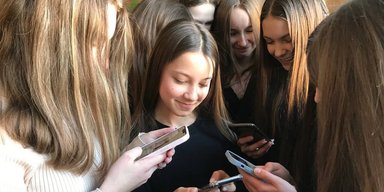 В Раде хотят запретить смартфоны на уроках в школах