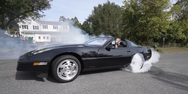 Капсула времени Chevrolet Corvette завелась и поехала после более 30 лет простоя (видео)
