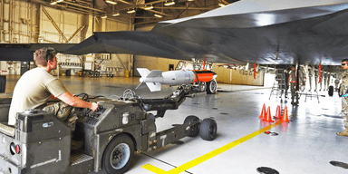 Стелс-бомбардувальник В-2 став носієм нової ядерної бомби B61-12