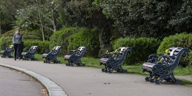"Прослушивают в кустах": чиновникам запрещают гулять в парках из-за китайских шпионов