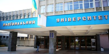 "Суперрекордна" сума: викладач УжНУ "похвалився" зарплатою, що викликало сміх у мережі (скріншот)