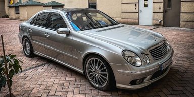 У Києві помітили рідкісний заряджений Mercedes 2000-х (фото)