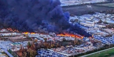 В США неподалік аеропорту розбився транспортний літак: є загиблі (відео)