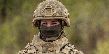 ЗСУ отримали перші жіночі бронежилети: у чому їхня особливість