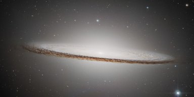 Сомбреро в космосі: NASA показало нову фотографію наймасивнішої спіральної галактики (фото)