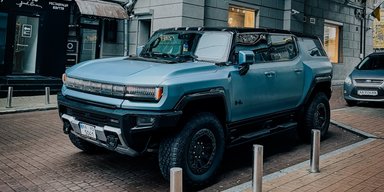 Ездит боком: в Киеве появился лимитированный 830-сильный электрокар Hummer за $145000 (фото)