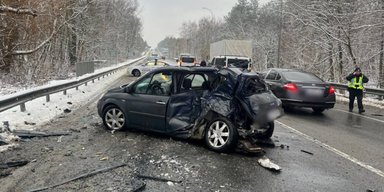 Вблизи Киева в результате ДТП с автобусом и грузовиком пострадали три женщины (фото)