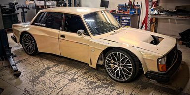 Volvo 240 більше не сімейний седан: під кузов заховали двигун Lamborghini (фото)
