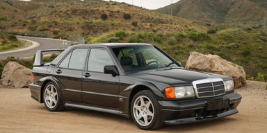 Старий 34-річний Mercedes 190 пішов із молотка за ціною нового Ferrari (фото)