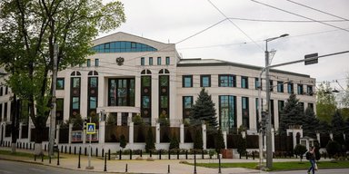 Разбил по пути две машины: в Кишиневе мужчина протаранил посольство России, — полиция