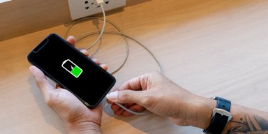 Чому не слід заряджати смартфон через USB у подорожах: попередження транспортної безпеки США