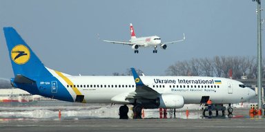 Двічі повторив: чоловіка зняли з рейса літака через невдалий жарт, що він сказав
