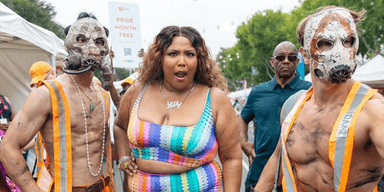 В обтягивающих лосинах и сапогах: Лиззо посетила фестиваль Pride в Лос-Анджелесе (фото)