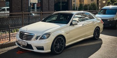 Вовк в овечій шкурі: у Києві помітили рідкісний заряджений Mercedes (фото)