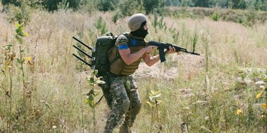 "На крок попереду росіян": бійці ЗСУ використовують "рюкзаки-їжаки" і наземних роботів (фото)