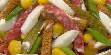 Простой и быстрый салат с сухариками: рецепт сытного блюда