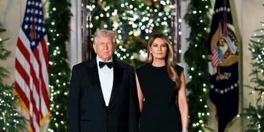 Дональд і Меланія Трамп у всьому чорному показали різдвяний портрет (фото)