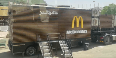 Розкішний прийом: в Ер-Ріяді встановили мобільний McDonald's для Трампа, — ЗМІ (відео)
