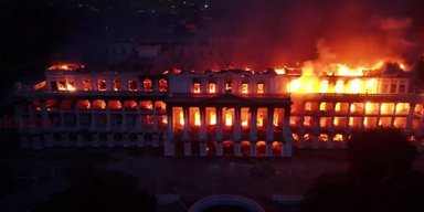 Протесты в Непале: дворец правительства и особняк премьер-министра сгорели дотла (видео)