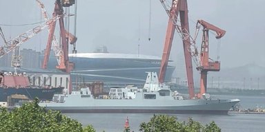 Верфи работают во всю мощь: в Китае спустили на воду новый эсминец Type 055