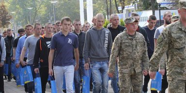 "Сьогодні — уточнити дані, завтра — на фронт": чому українці не йдуть у ТЦК