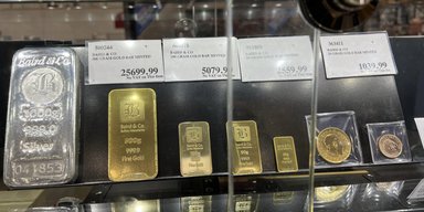 Радом с туалетной бумагой: женщина удивилась золотым слиткам в магазине