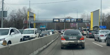 На Обуховской трассе длинные очереди из автомобилей на выезд из Киева (фото, видео)
