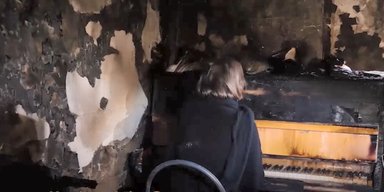 "Летіла зозуля та стала кувати": дочка загиблого в Тернополі зіграла на піаніно серед руїн (відео)