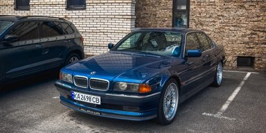 В Киеве заметили редкий заряженный седан BMW 90-х: их изготовили всего 202 (фото)