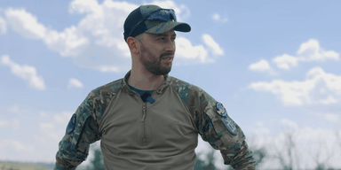Комбриг ВСУ приютил в блиндаже необычного питомца: "Ночной дрон на отдыхе" (фото)