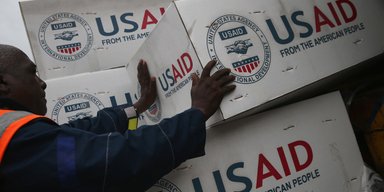 Тонны пайков на 100 млн долларов гниют на складах после сокращения Трампом международной помощи
