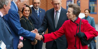 Принцесса Анна надела пальто десятилетней давности
